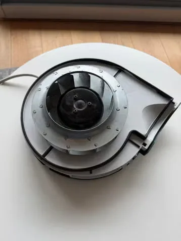 Ventilatiemotor na het verwijderen van de vuilaanslag