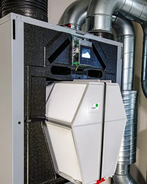 Een geopende WTW-unit met filters en ventilatiekanalen
